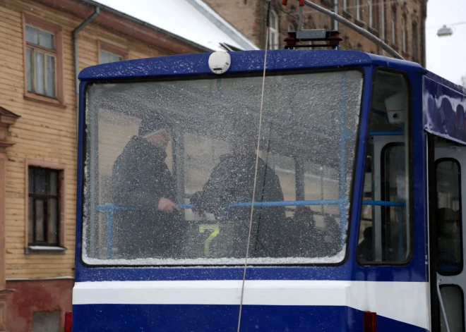 Rīgā pie Doles tehnisku iemeslu dēļ apstājusies 7. maršruta tramvaju kustība