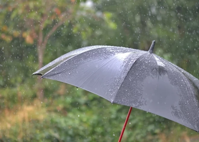 Дожди и сильный ветер накроют Латвию в четверг