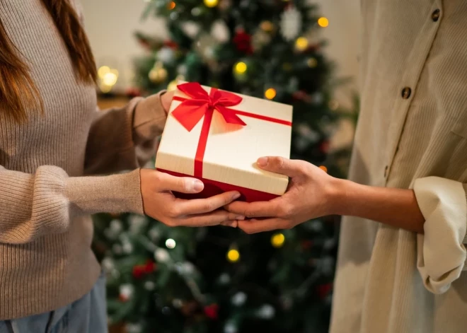 Svētku dāvanu paradumi Baltijā: latvieši piesardzīgākie gan laikā, gan budžetā