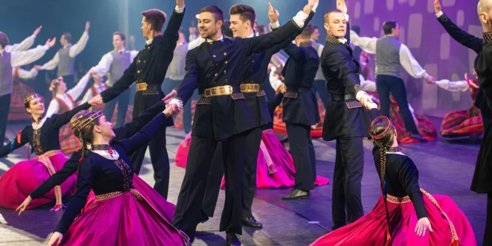 23 labākie deju kolektīvi sadancos lielkoncertā “Soļi rakstos”.