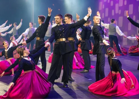 23 labākie deju kolektīvi sadancos lielkoncertā “Soļi rakstos”.