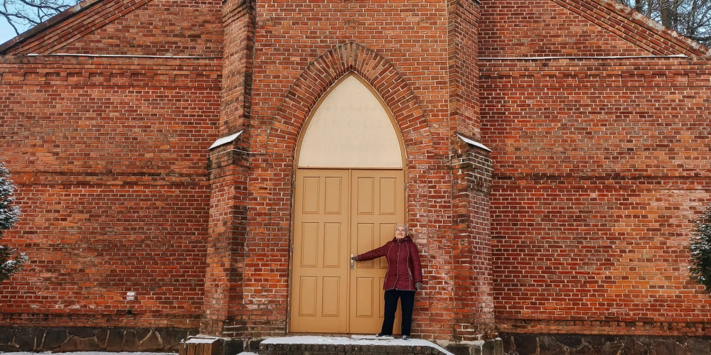 Iedzīvotāju iniciatīvas projektā nomainītas Piksāru baznīcas durvis.