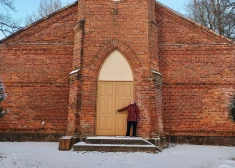 Iedzīvotāju iniciatīvas projektā nomainītas Piksāru baznīcas durvis