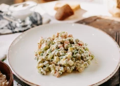 Каждый второй латвиец не представляет праздник без салата "Рассол". Но какие ингредиенты побеждают в споре вкусов?