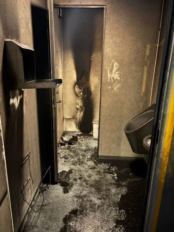 Pie Talsu ezera otrdienas vakarā divi jaunieši nosvilinājuši publisko tualeti.