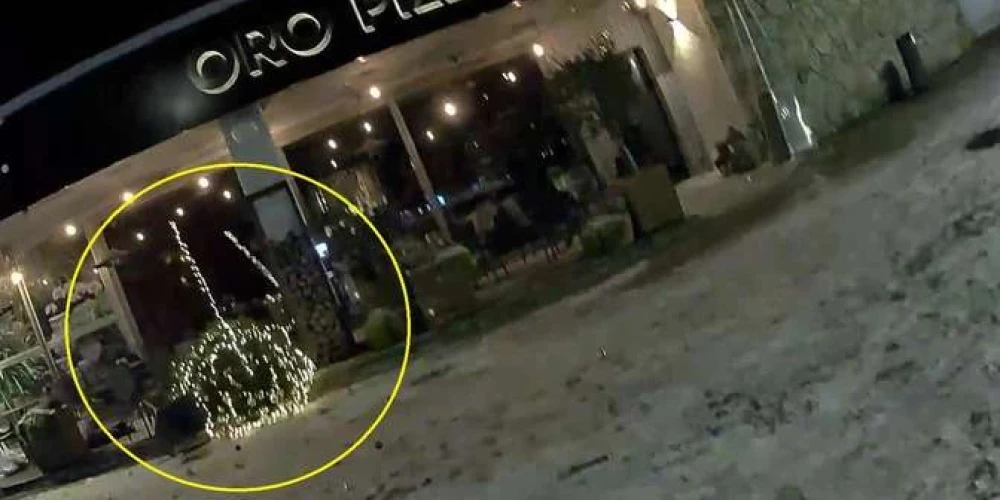 Если бы не упавшая елка, лежавшего мужчину могли и не заметить.