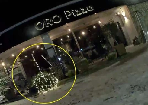 Если бы не упавшая елка, лежавшего мужчину могли и не заметить.