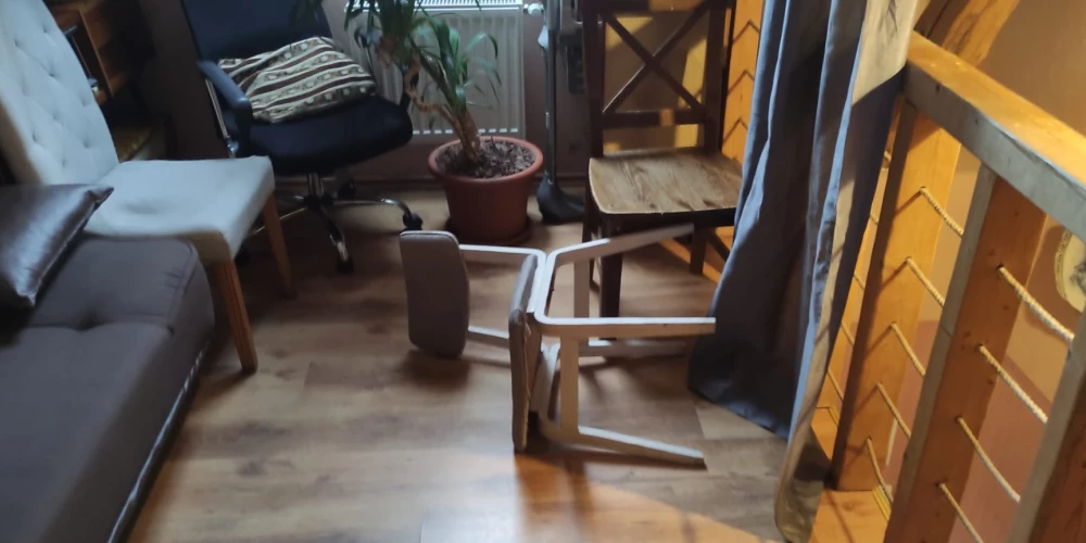 Pagājušās nedēļas brīvdienās desmit vandaļu banda pastrādāja posta darbus viesu namā "Laimnieki" Ropažu novadā.