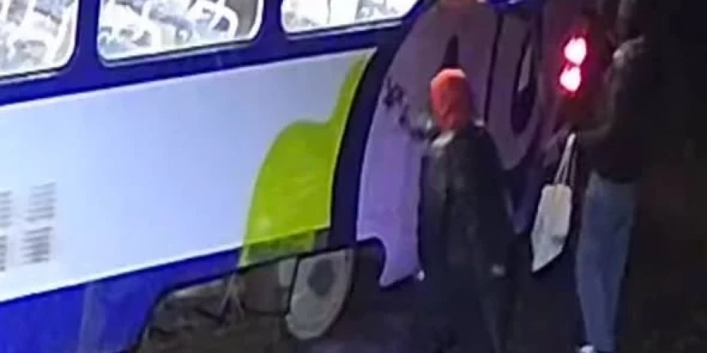 Meklē huligānus, kas apķēpāja tramvaju.