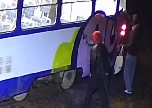 Meklē huligānus, kas apķēpāja tramvaju.