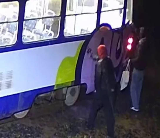 Meklē huligānus, kas apķēpāja tramvaju.