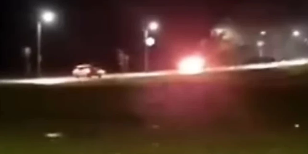 В Цесвайне горящий автомобиль катился вниз по склону.