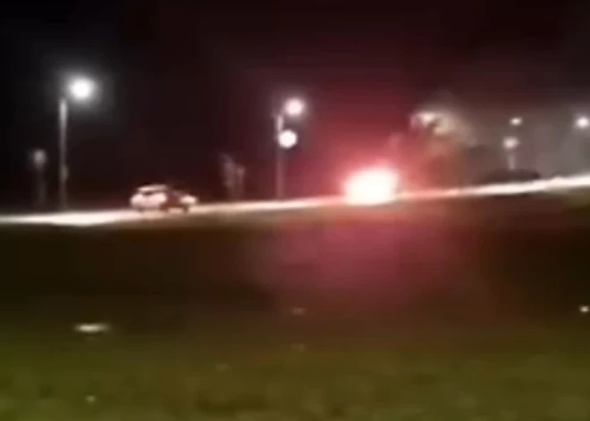 Жесткое ВИДЕО из Цесвайне: горящий автомобиль катился по дороге на других участников движения