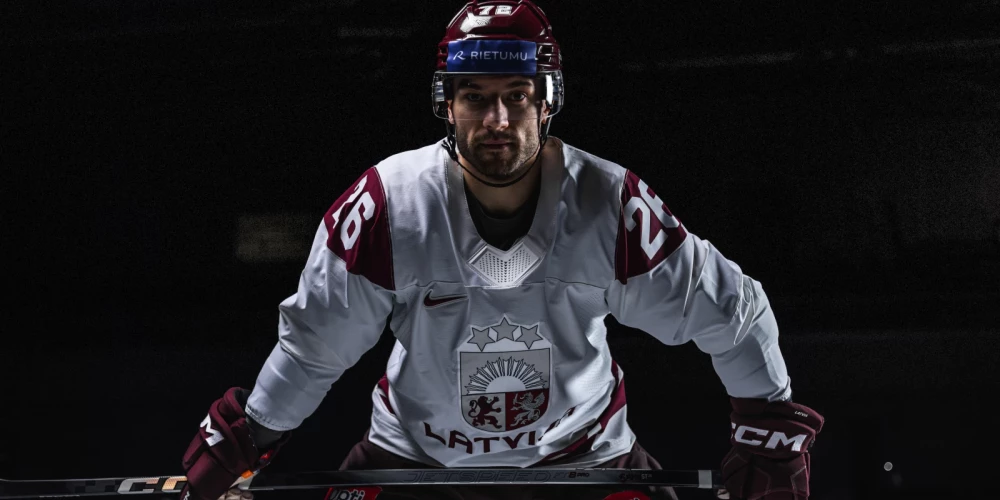 Aizsargs Jānis Jaks prezentē formas.