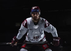 Aizsargs Jānis Jaks prezentē formas.