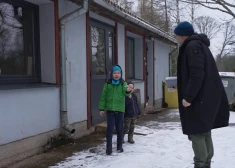 Uģis Kuģis iedrošina dēlus sūkāt no notekcaurules nolauztu lāsteku