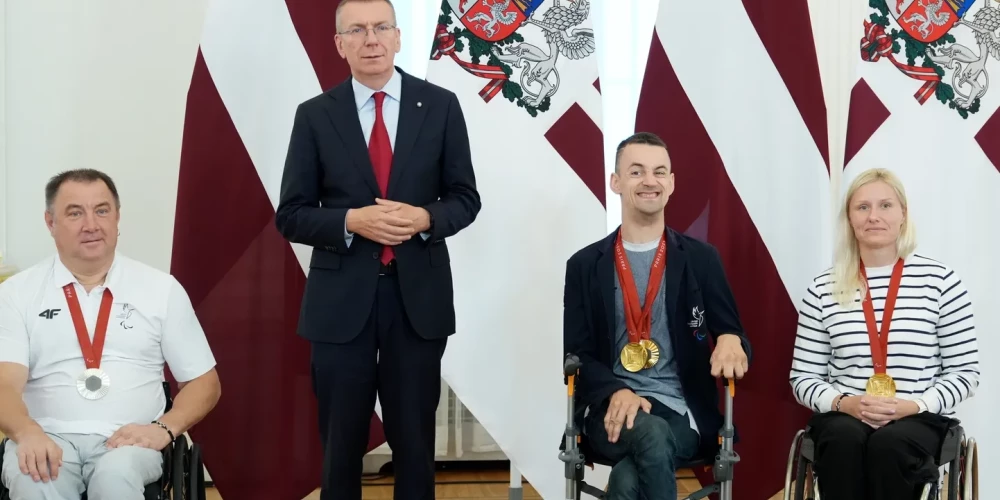 Aigars Apinis (no kreisās) un Rihards Snikus (otrais pa labi) pieņemšanā pie valsts prezidenta.