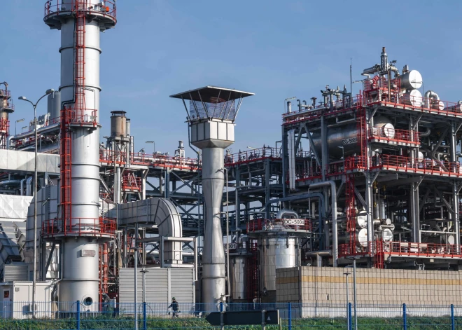 Krievijas ieņēmumi no naftas eksporta nokritušies līdz zemākajam līmenim kopš iebrukuma Ukrainā