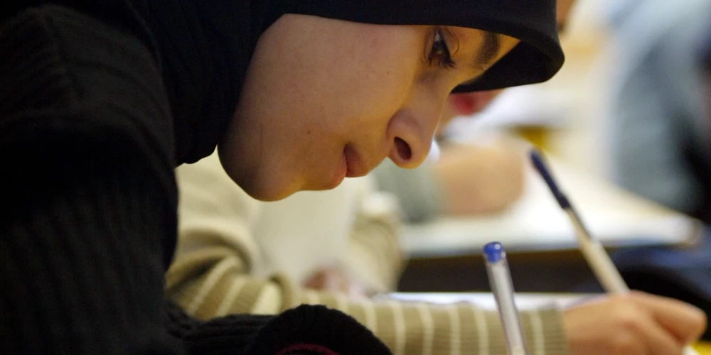 Aizliegums, kas attiecas uz visa veida musulmaņu sieviešu galvassegām, tajā skaitā hidžabiem un parandžām, pilnībā stāsies spēkā nākamā gada septembrī, kad sāksies jaunais mācību gads.