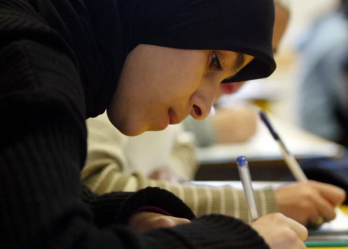 Aizliegums, kas attiecas uz visa veida musulmaņu sieviešu galvassegām, tajā skaitā hidžabiem un parandžām, pilnībā stāsies spēkā nākamā gada septembrī, kad sāksies jaunais mācību gads.