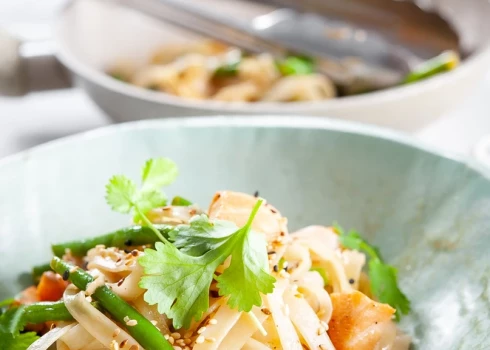 Rīsu nūdeles ar lasi un dārzeņiem