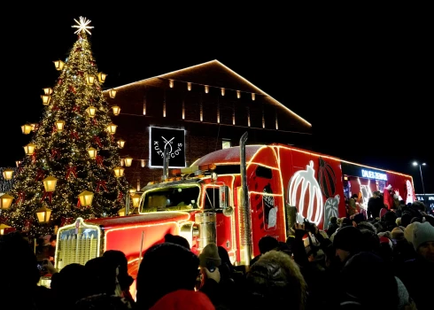 Грузовик Coca-Cola в 2024 году тоже был в Риге.