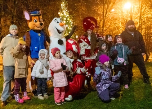 Spītējot lietainam laikam, egles iedegšanas pasākumos bija daudz apmeklētāju.