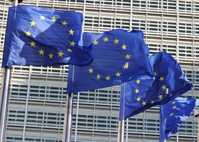 Eiropas Savienība uz nenoteiktu laiku iesaldē Krievijas aktīvus, Kremļa sabiedrotās nespēj likt sprunguļus