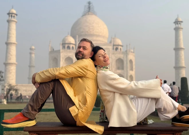 Iedvesmas trenere un kādreizējā radiogeiša Ieva Adamss nupat kā ar savu mīļoto Vladimiru atgriezusies no Indijas, kur savā 50. jubilejā piedzīvoja tantrisku retrītu un simbolisku kāzu rituālu.