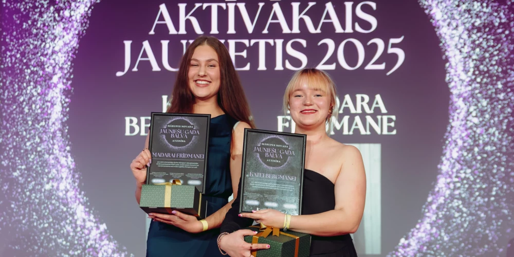 Skolēnu parlamenta prezidente Kate Bergmane un Madara Frīdmane, saņemot savas balvas.