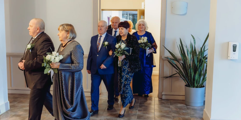 Zelta pāri ierodas uz svinībām.