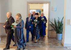 FOTO: Mārupē publisko mīlasstāstus 50 gadu garumā. Svinīgi godināti zelta kāzu jubilāri 