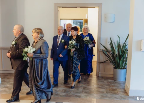 Zelta pāri ierodas uz svinībām.