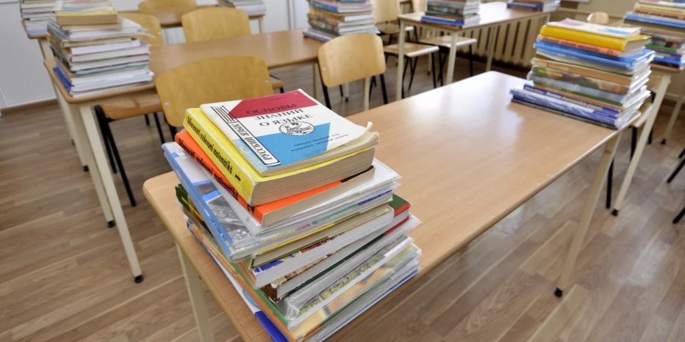 Grāmatu kaudze uz skola.