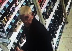 Kas ir šis vīrietis veikalā ar pudeli rokā? Policija lūdz palīdzību