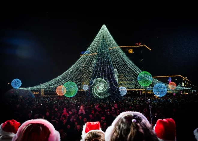 Самые красивые рождественские елки в Латвии в 2025 году.