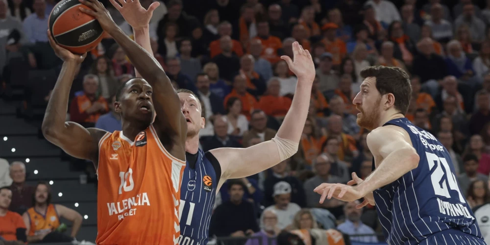 Rolands Šmits cīnās ar "Valencia Basket" spēlētāju