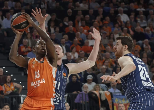 Rolands Šmits cīnās ar "Valencia Basket" spēlētāju