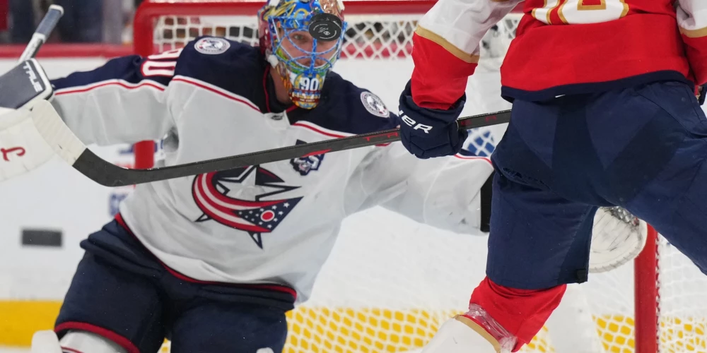 Latvijas vārtsargs Elvis Merzļikins NHL mačā tika nomainīts pēc nepilnām 15 minūtēm.