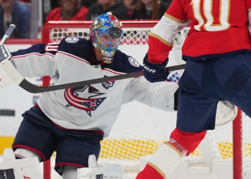 Latvijas vārtsargs Elvis Merzļikins NHL mačā tika nomainīts pēc nepilnām 15 minūtēm.