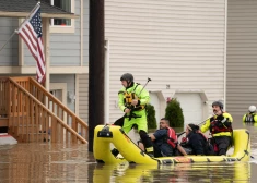 Spēcīgas lietusgāzes izraisījušas plašus plūdus ASV - tūkstošiem cilvēku evakuēti , izsludināts ārkārtas stāvoklis 