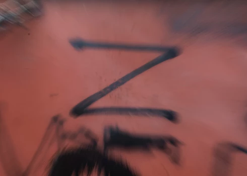 Lūdz apsūdzēt divus vīriešus par militārās agresijas simbolu zīmēšanu uz ēkām Daugavpilī