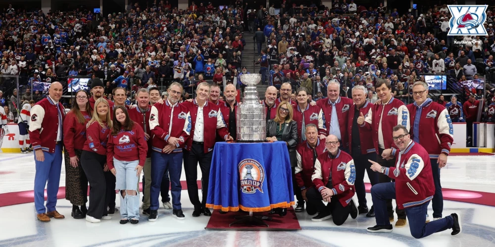 Sandis Ozoliņš (pa kreisi no kausa) kopā ar citiem bijušajiem komandas biedriem.