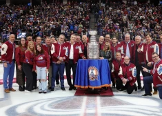 Sandis Ozoliņš (pa kreisi no kausa) kopā ar citiem bijušajiem komandas biedriem.