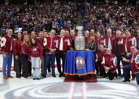 Sandis Ozoliņš (pa kreisi no kausa) kopā ar citiem bijušajiem komandas biedriem.