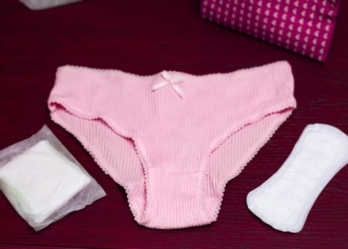 Sociālajos tīklos diskutē, vai tā ir vecāku, vai skolu atbildība - runāt ar bērniem par menstruācijām.