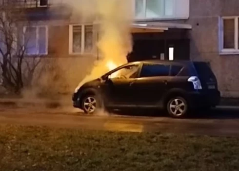 Загоревшаяся машина стояла прямо возле дома.