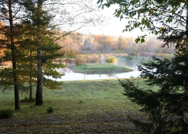 Ventspilī ugunsdzēsēji un policija kopīgiem spēkiem izglābj mežā noklīdušu cilvēku