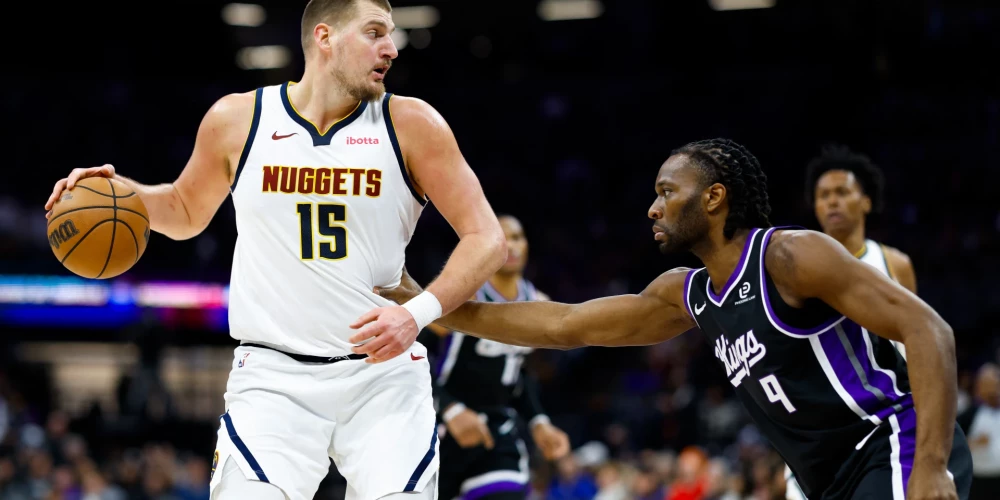 Nikola Jokičs (ar bumbu) pret Prešusu Ačivu.