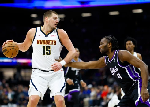 Nikola Jokičs (ar bumbu) pret Prešusu Ačivu.